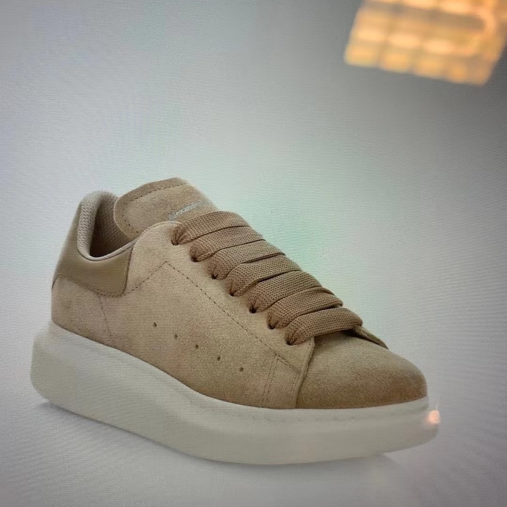 brand new with box Mcqueen sneaker size 39.5 （9.5）